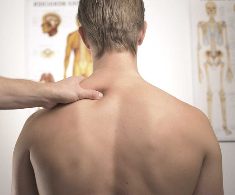 Exame diagnóstico dun paciente con osteocondrose cervical para prescribir un plan de tratamento